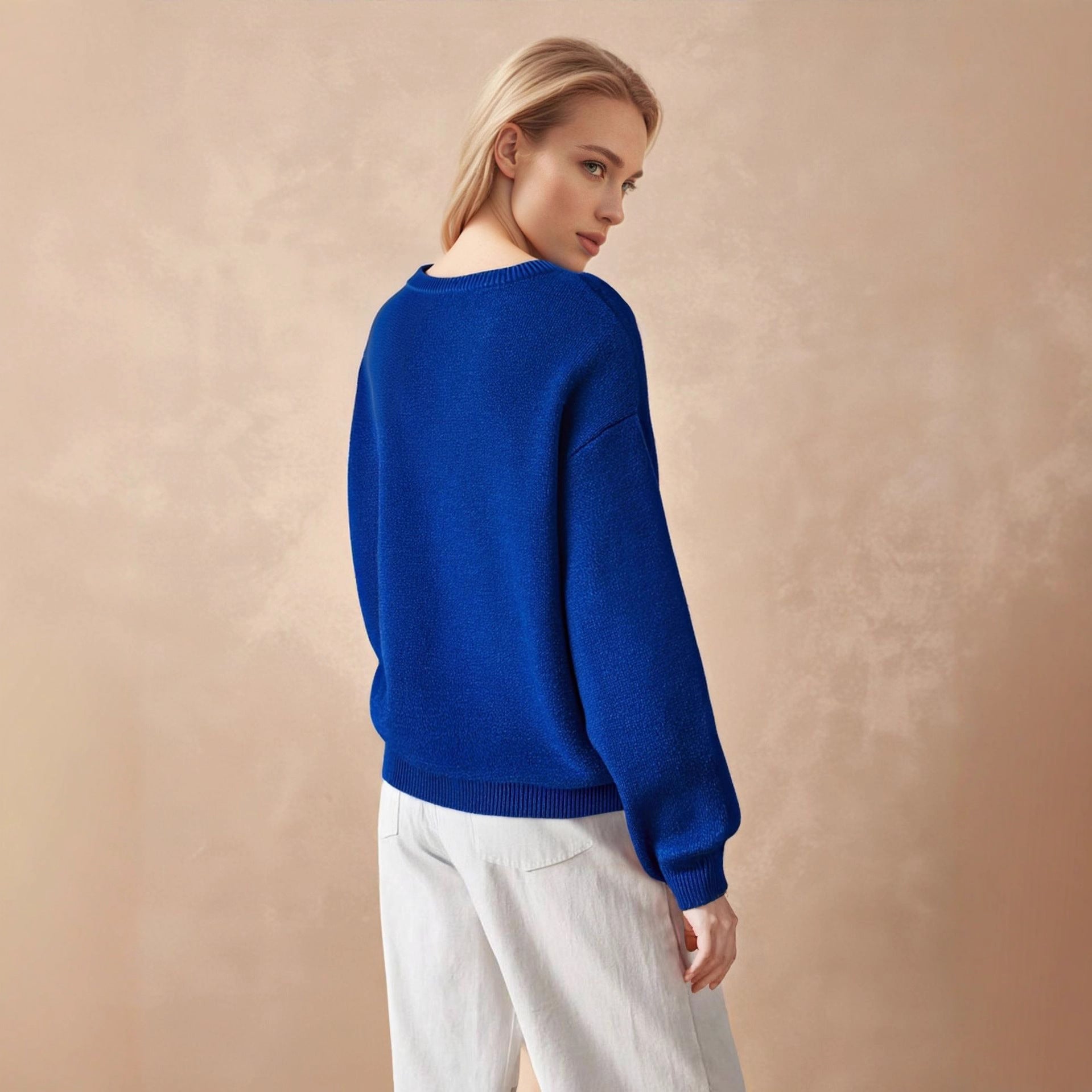 Round neck knitted sweater for women on Christmas Day